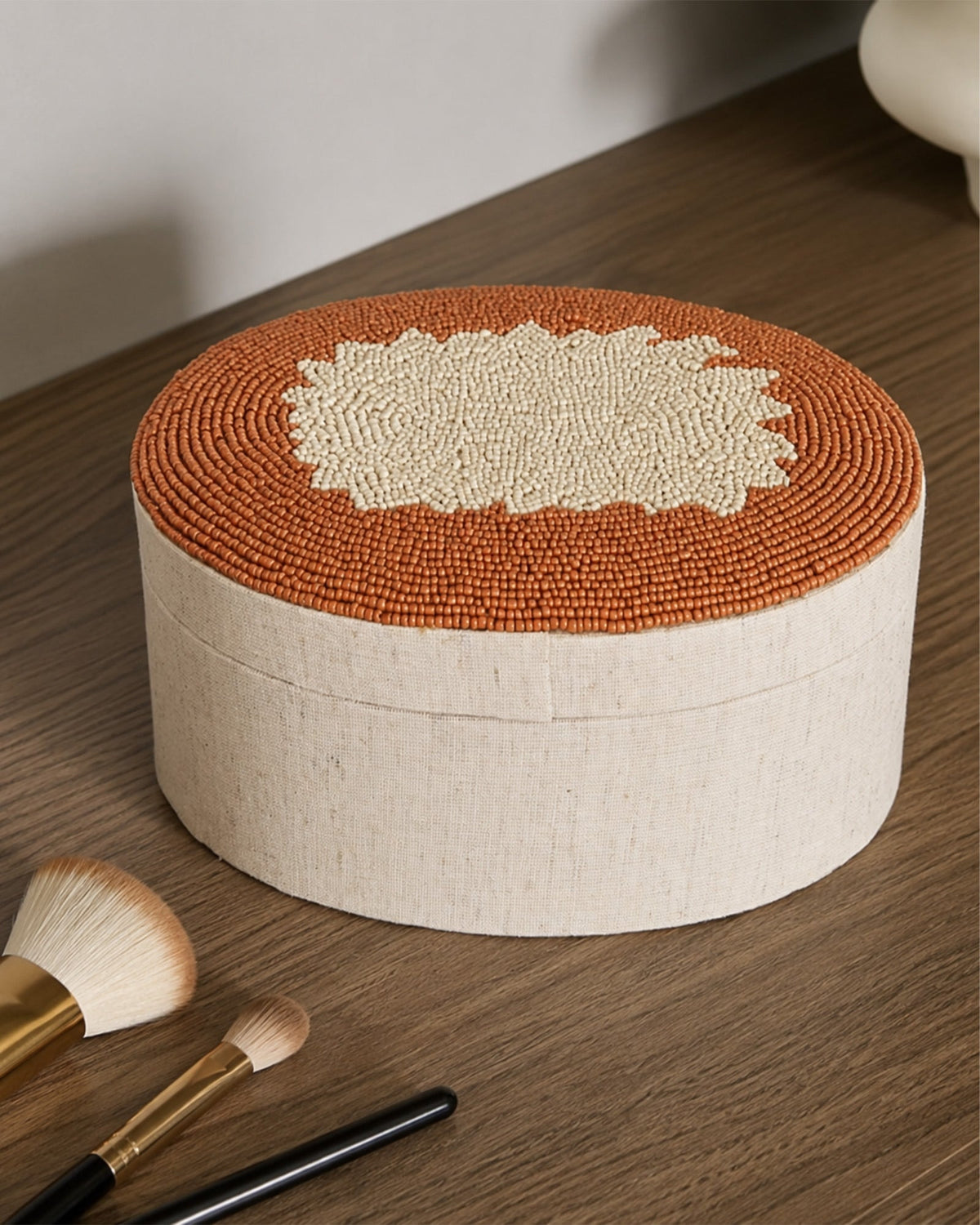 Boite ovale en perle marron et beige - | Maison Baan