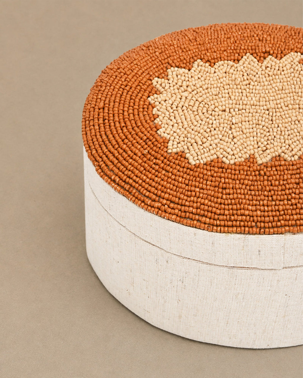 Boite ovale en perle marron et beige - | Maison Baan