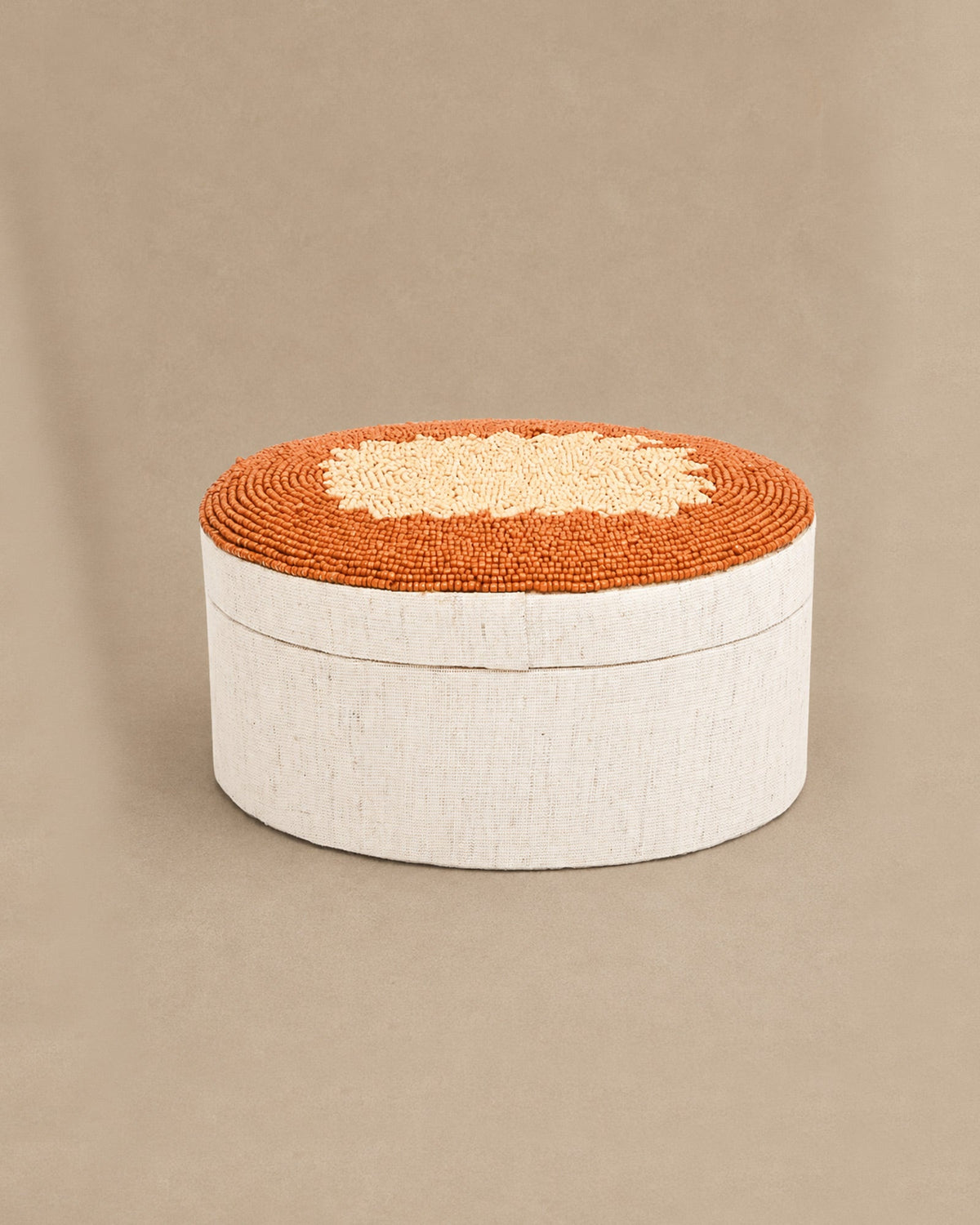 Boite ovale en perle marron et beige - | Maison Baan