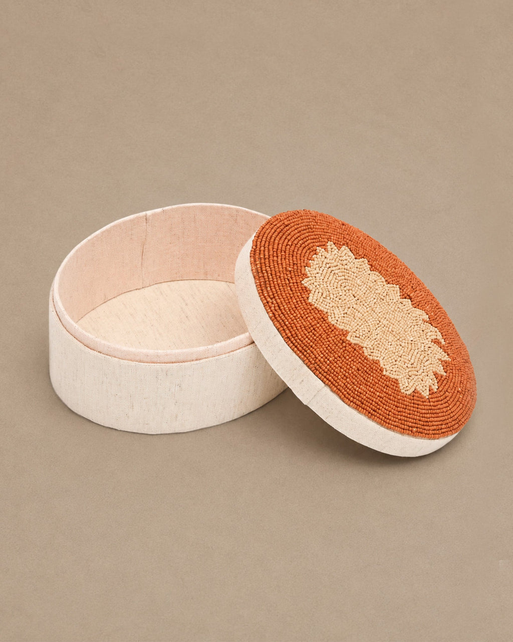 Boite ovale en perle marron et beige - | Maison Baan