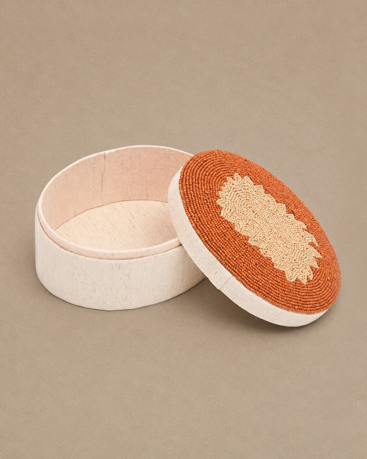 Boite ovale en perle marron et beige - | Maison Baan