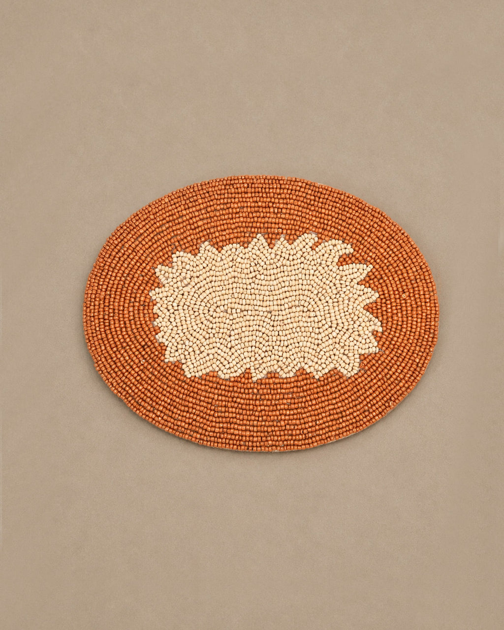 Boite ovale en perle marron et beige - | Maison Baan
