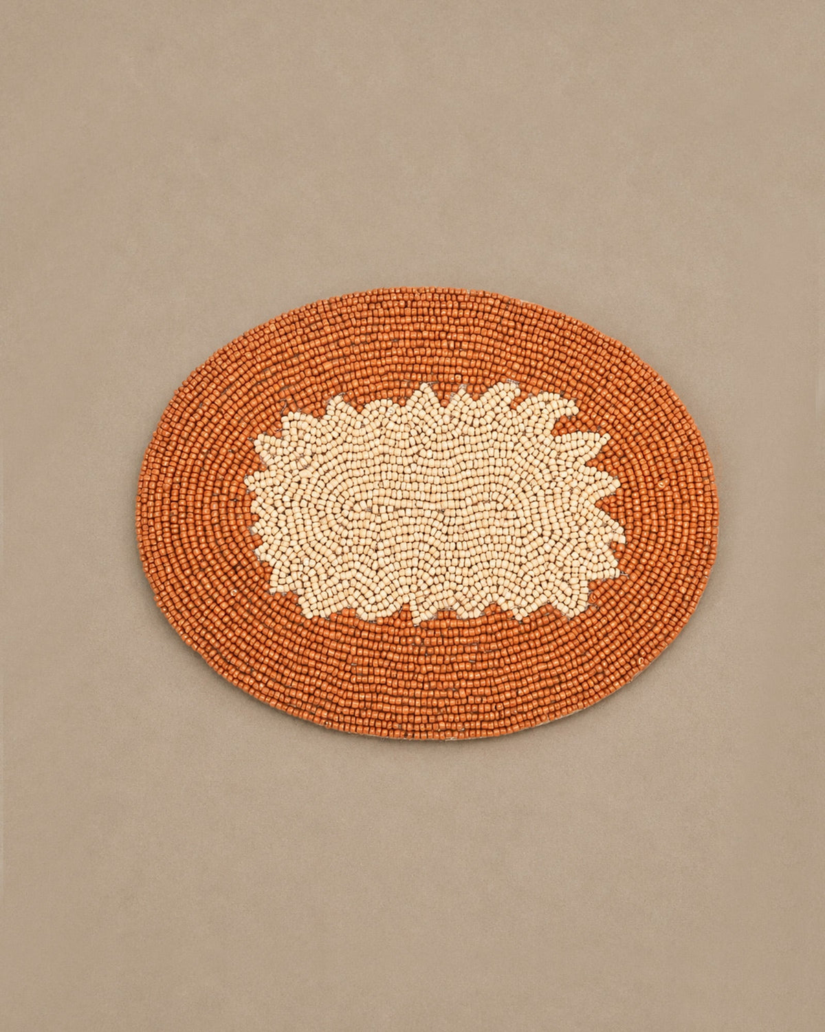 Boite ovale en perle marron et beige - | Maison Baan
