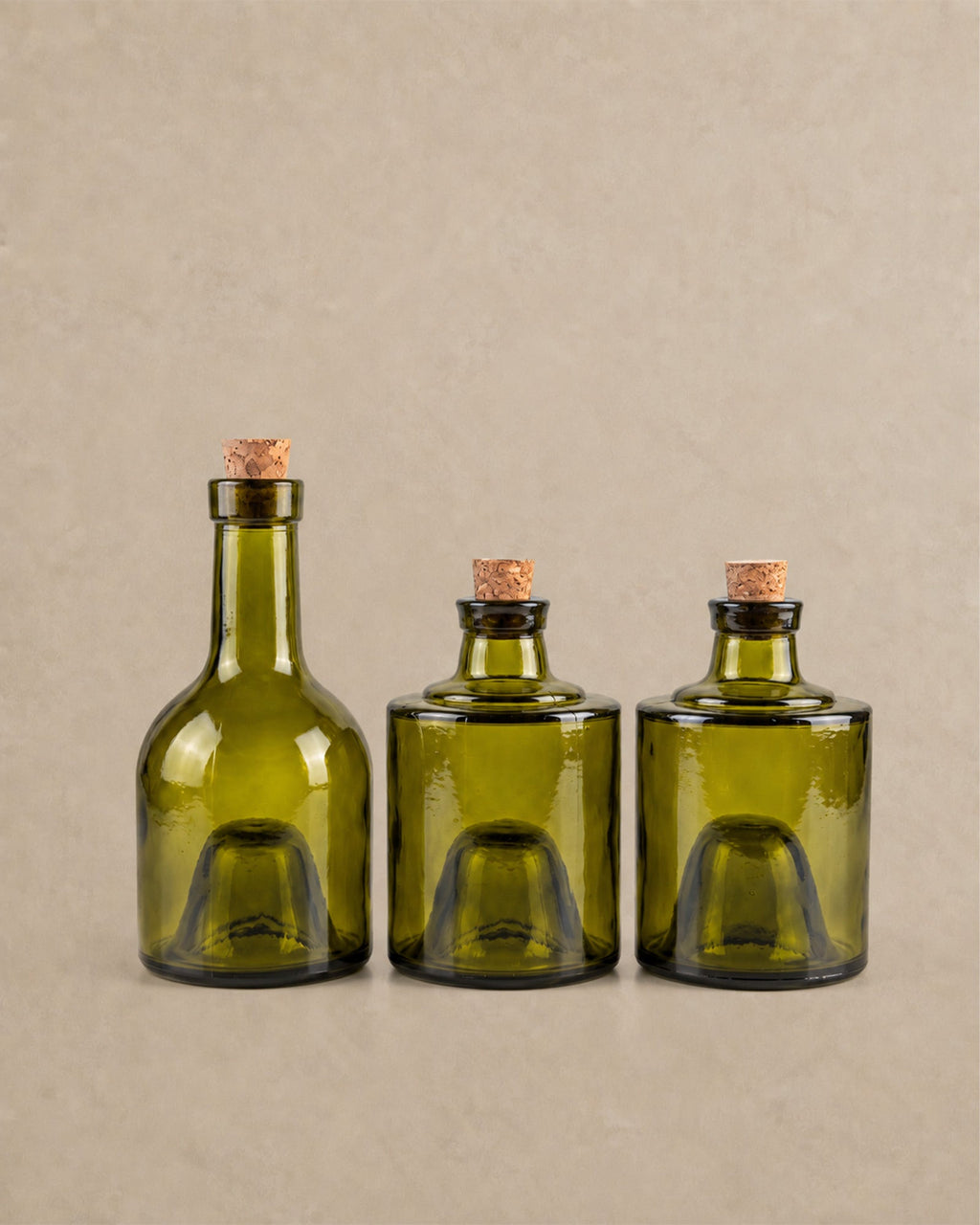 Bouteille à huile empilable en verre recyclé – Naturel ou Vert olive - | Maison Baan