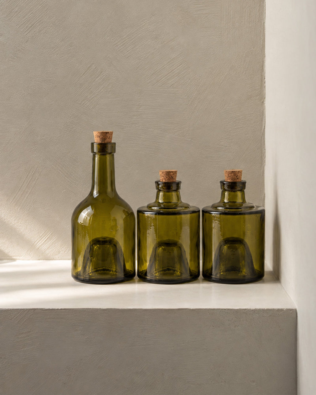 Bouteille à huile empilable en verre recyclé – Naturel ou Vert olive - | Maison Baan