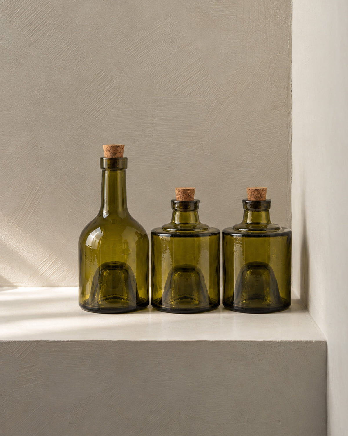Bouteille à huile empilable en verre recyclé – Naturel ou Vert olive - | Maison Baan