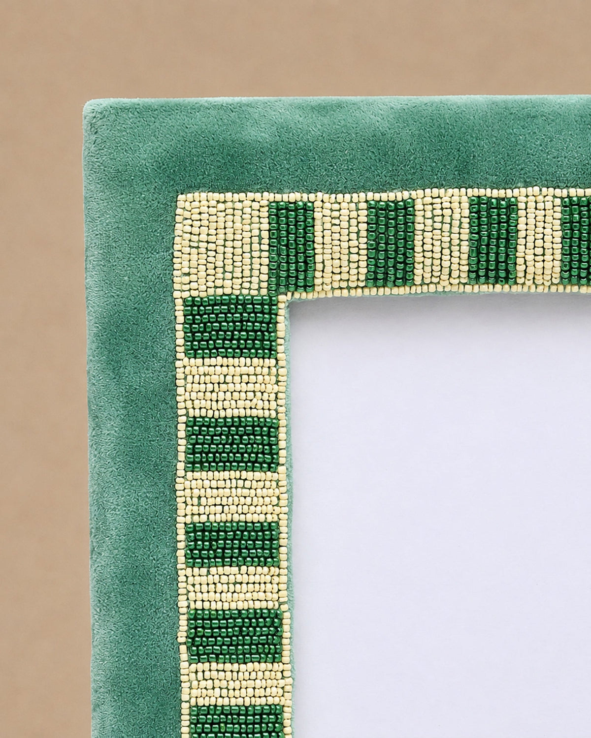 Cadre photo en velours et perles - 13 x 18 cm - | Maison Baan