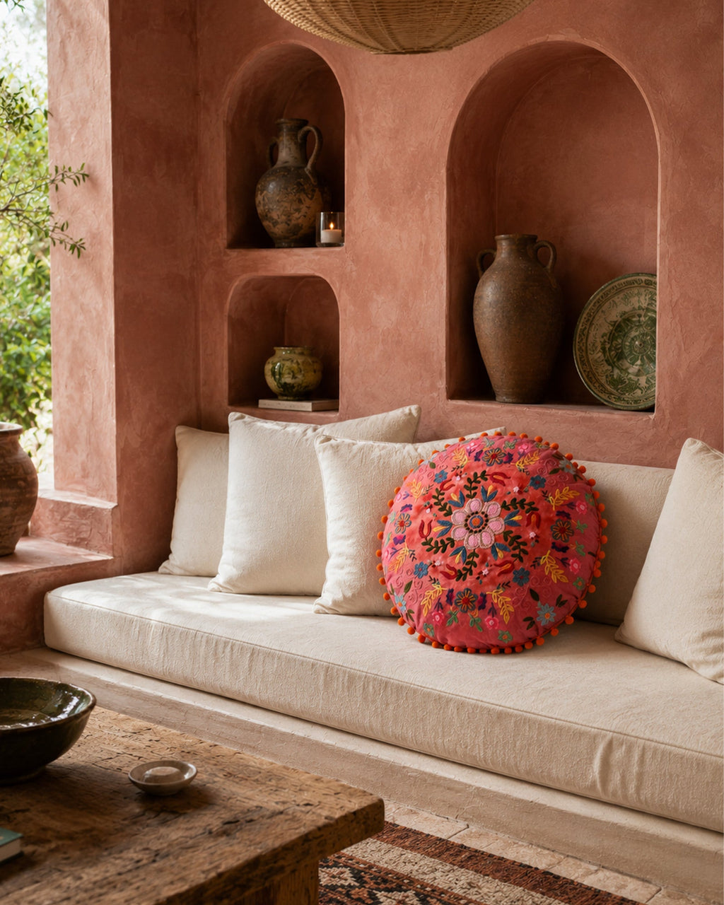 Coussin Rond Rose Coton Brodé Design Floral 50x50 cm - | Maison Baan