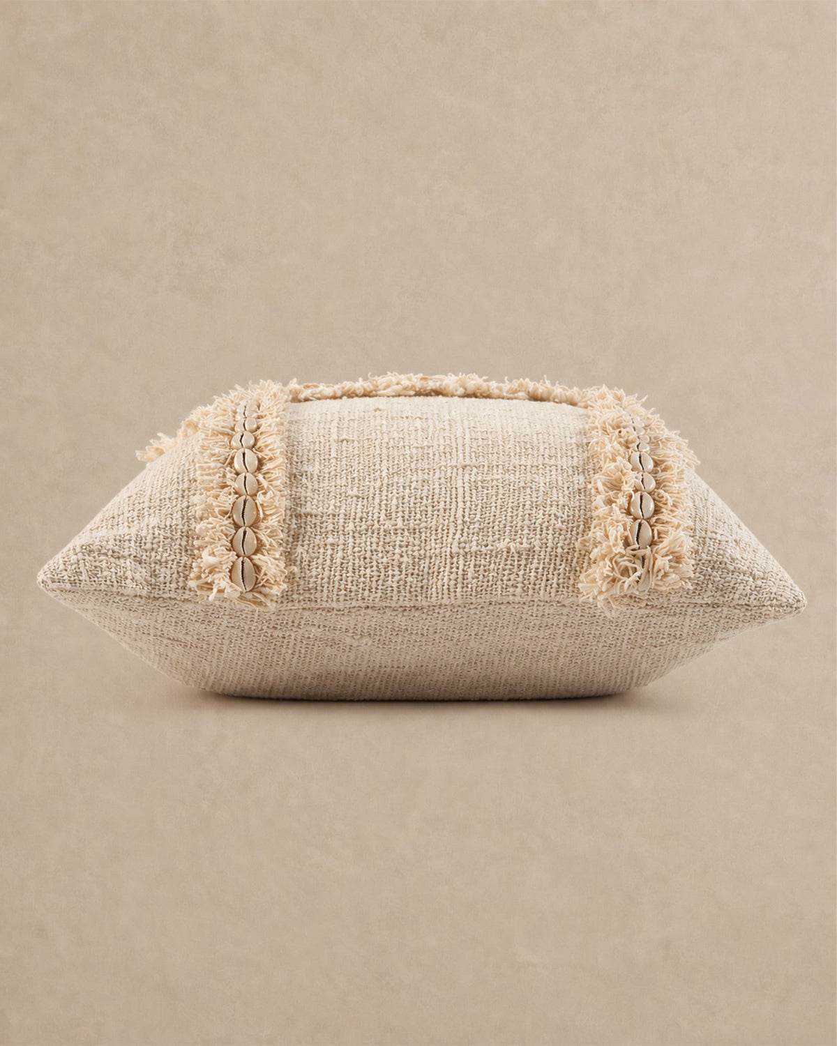 Housse de coussin beige en coton et coquillage 50x50 cm - | Maison Baan