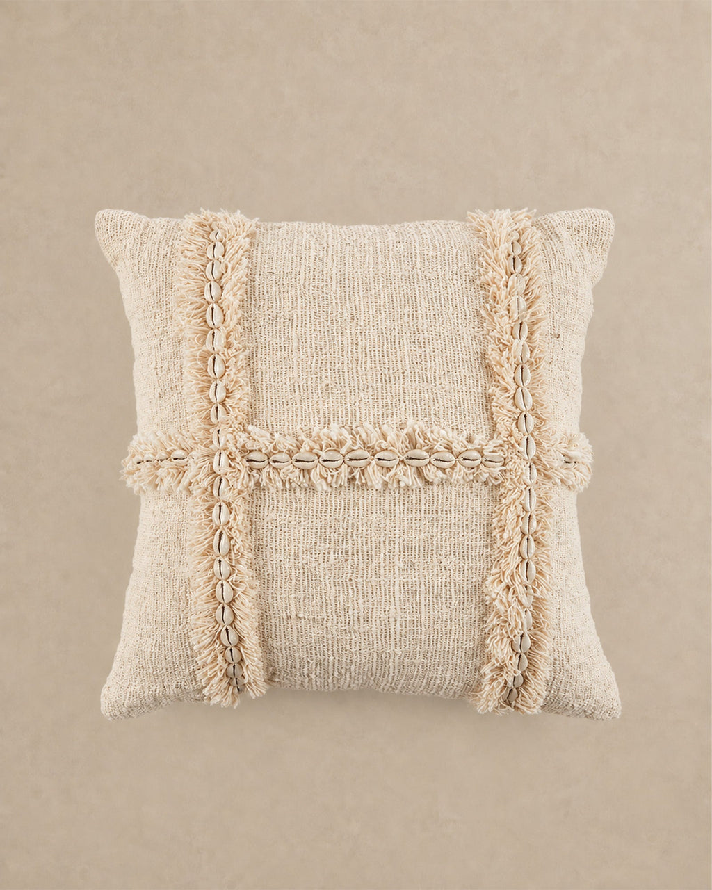 Housse de coussin beige en coton et coquillage 50x50 cm - | Maison Baan