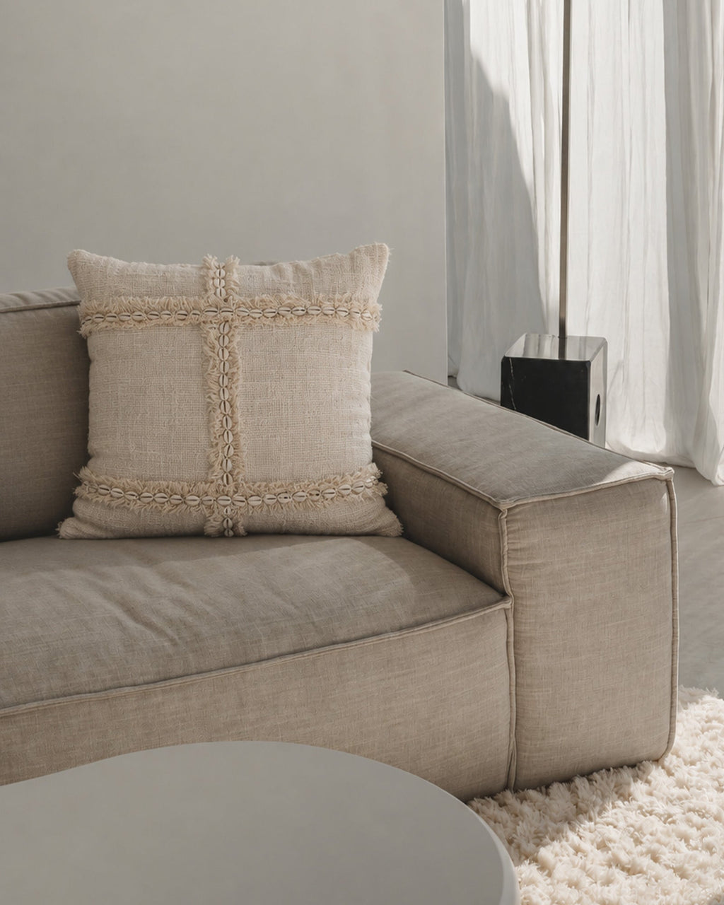 Housse de coussin beige en coton et coquillage 50x50 cm - | Maison Baan