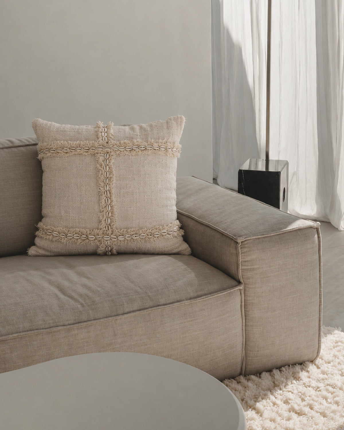 Housse de coussin beige en coton et coquillage 50x50 cm - | Maison Baan