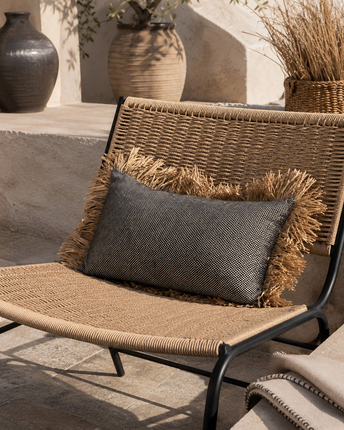 Housse de Coussin Coton Noir à franges en Raphia - Rectangle - | Maison Baan