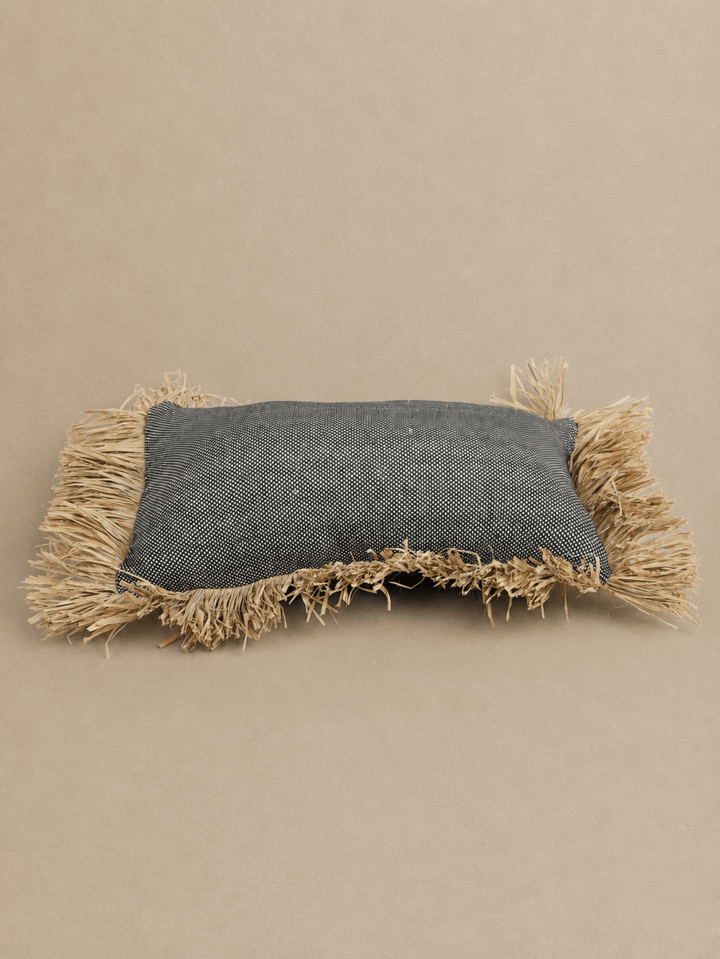 Housse de Coussin Coton Noir à franges en Raphia - Rectangle - | Maison Baan
