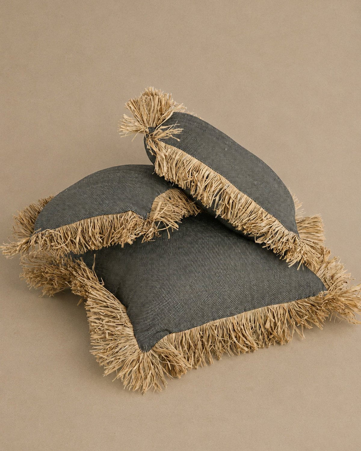 Housse de Coussin Coton Noir à franges en Raphia - Rectangle - | Maison Baan