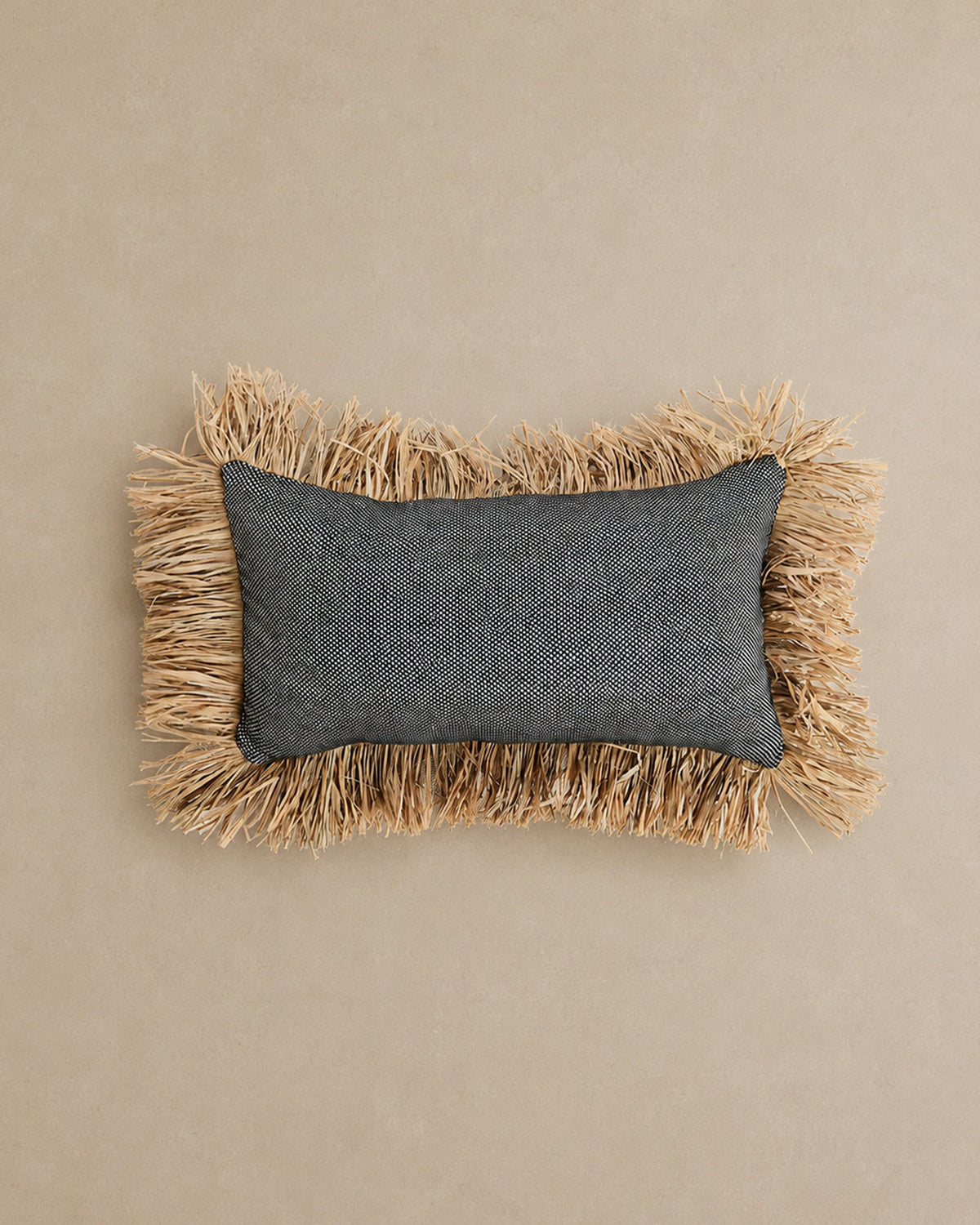 Housse de Coussin Coton Noir à franges en Raphia - Rectangle - | Maison Baan
