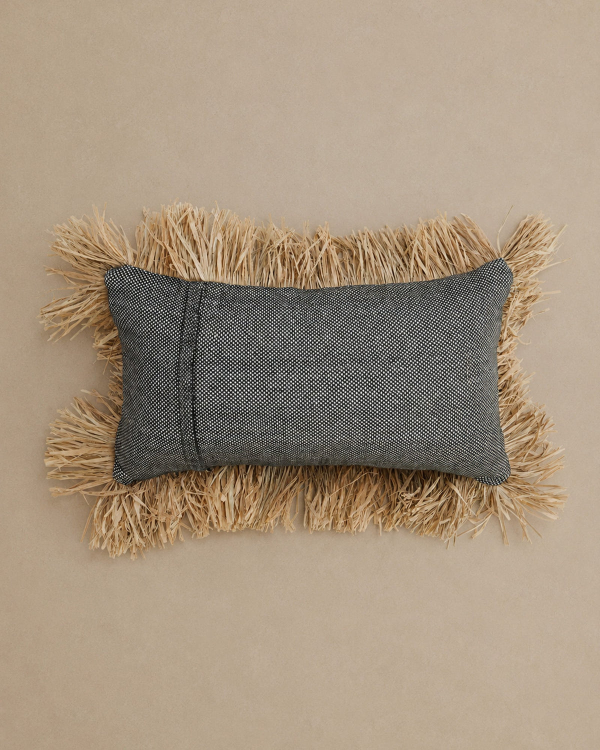 Housse de Coussin Coton Noir à franges en Raphia - Rectangle - | Maison Baan