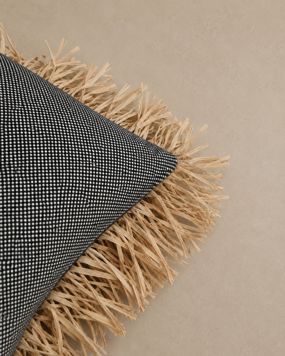 Housse de Coussin Coton Noir à franges en Raphia - Rectangle - | Maison Baan