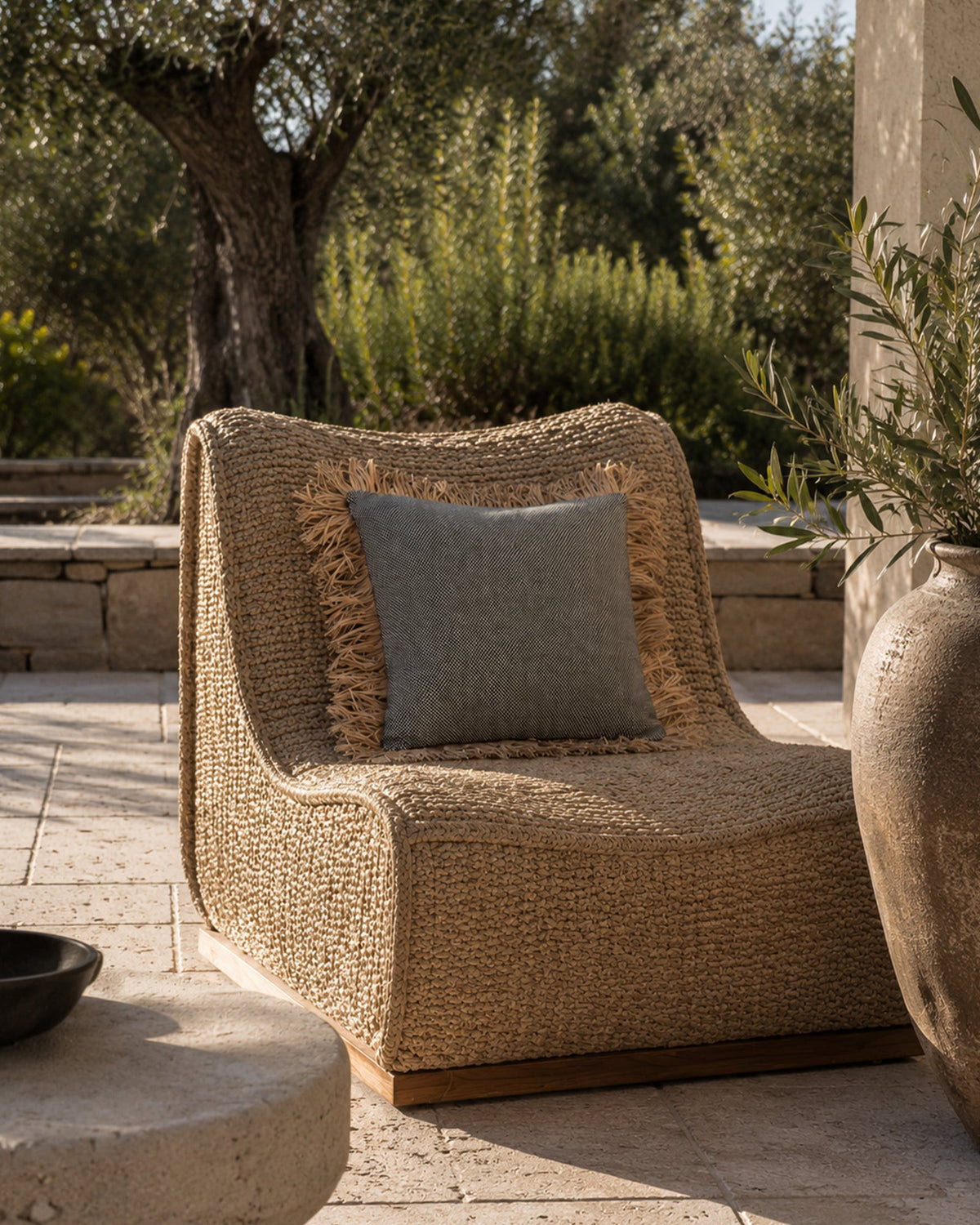 Housse de Coussin Coton Noir à franges raphia - | Maison Baan