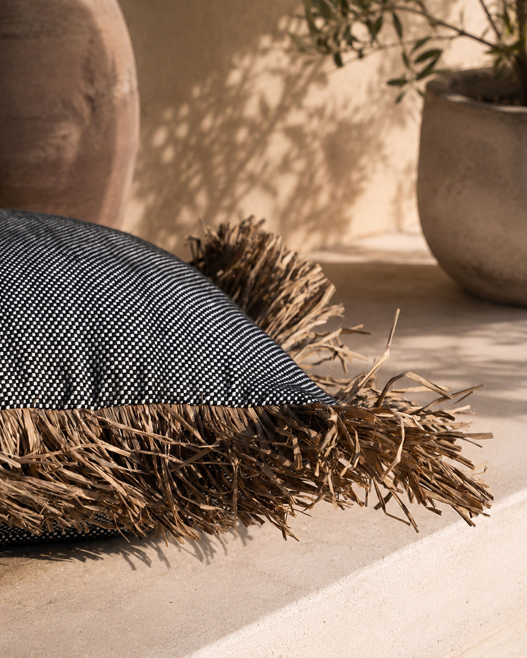 Housse de Coussin Coton Noir à franges raphia - | Maison Baan