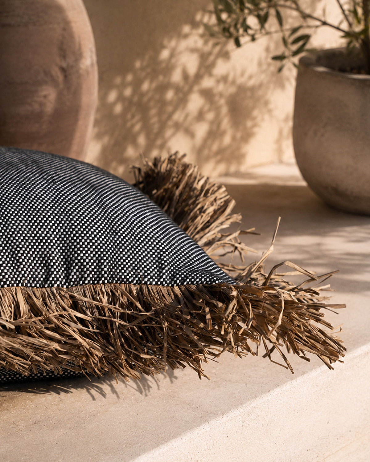 Housse de Coussin Coton Noir à franges raphia - | Maison Baan