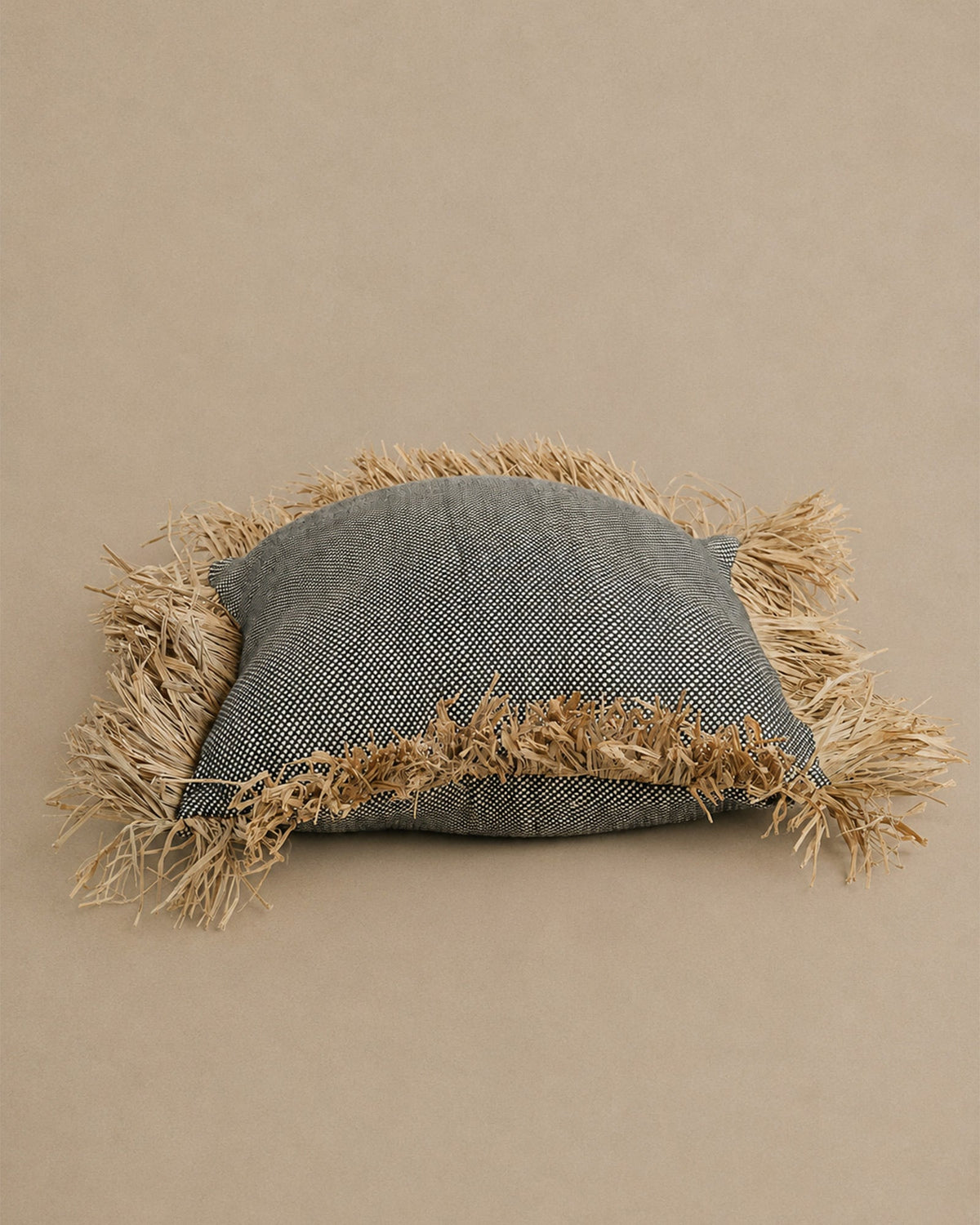 Housse de Coussin Coton Noir à franges raphia - | Maison Baan