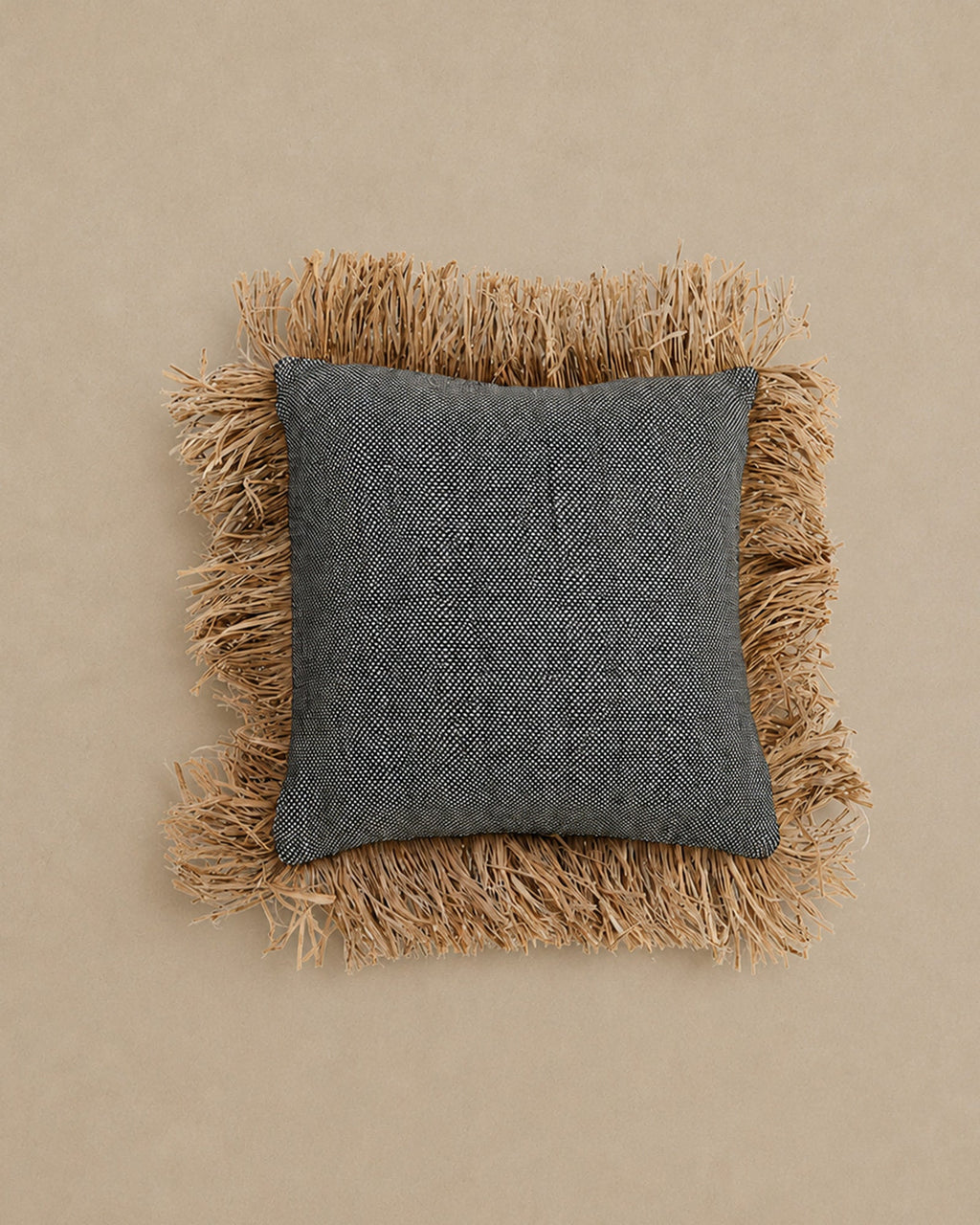 Housse de Coussin Coton Noir à franges raphia - | Maison Baan