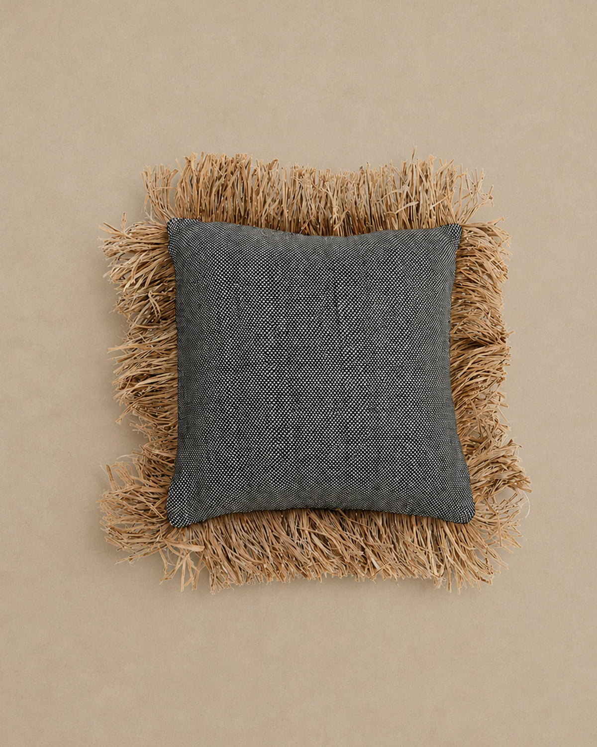 Housse de Coussin Coton Noir à franges raphia - | Maison Baan