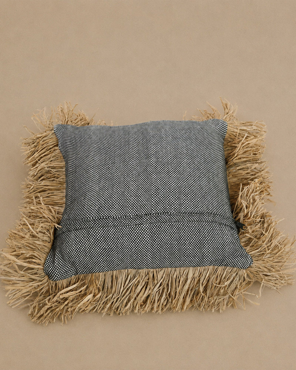 Housse de Coussin Coton Noir à franges raphia - | Maison Baan