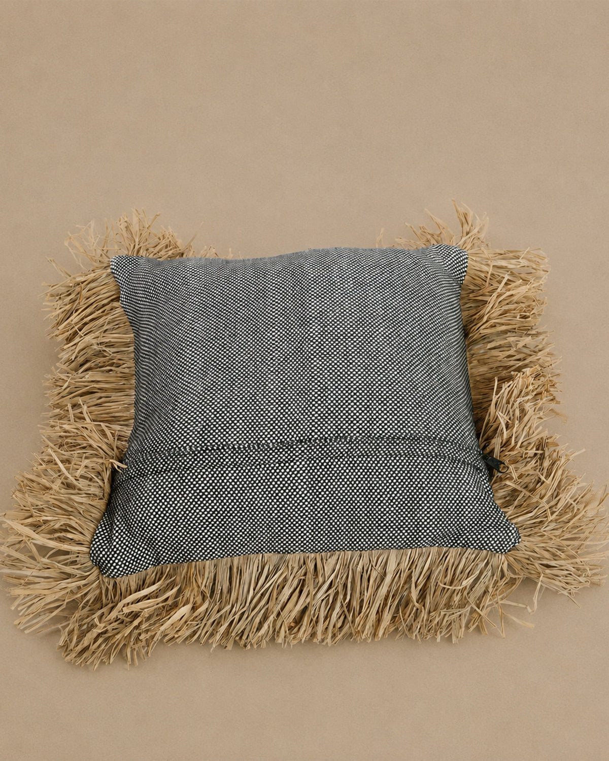 Housse de Coussin Coton Noir à franges raphia - | Maison Baan