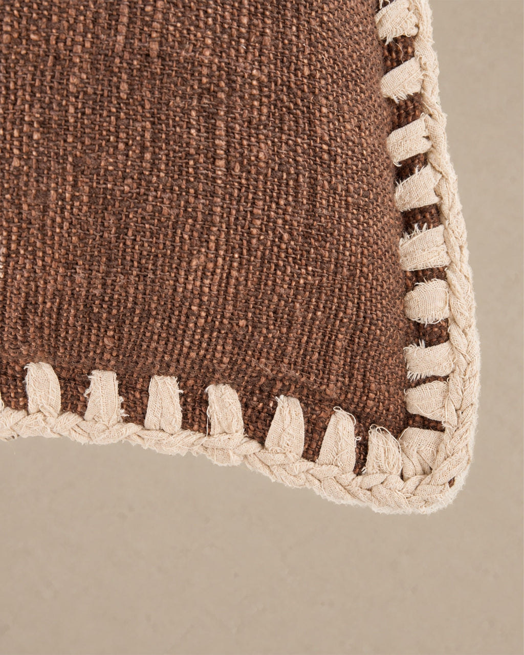 Housse de coussin en coton marron et blanc – 50 × 50 cm - | Maison Baan