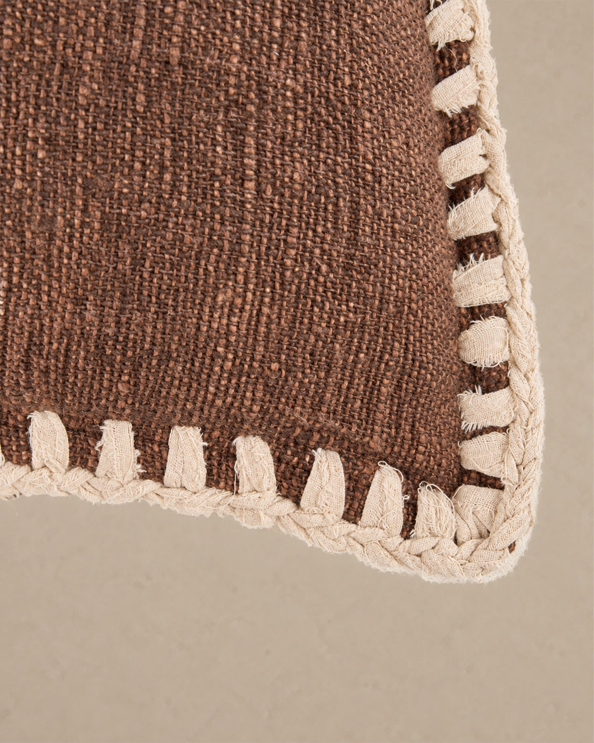 Housse de coussin en coton marron et blanc – 50 × 50 cm - | Maison Baan