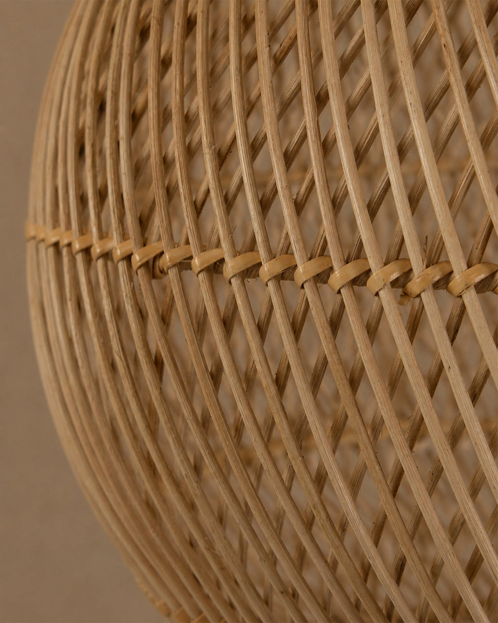 Lustre boule en rotin tressé - | Maison Baan