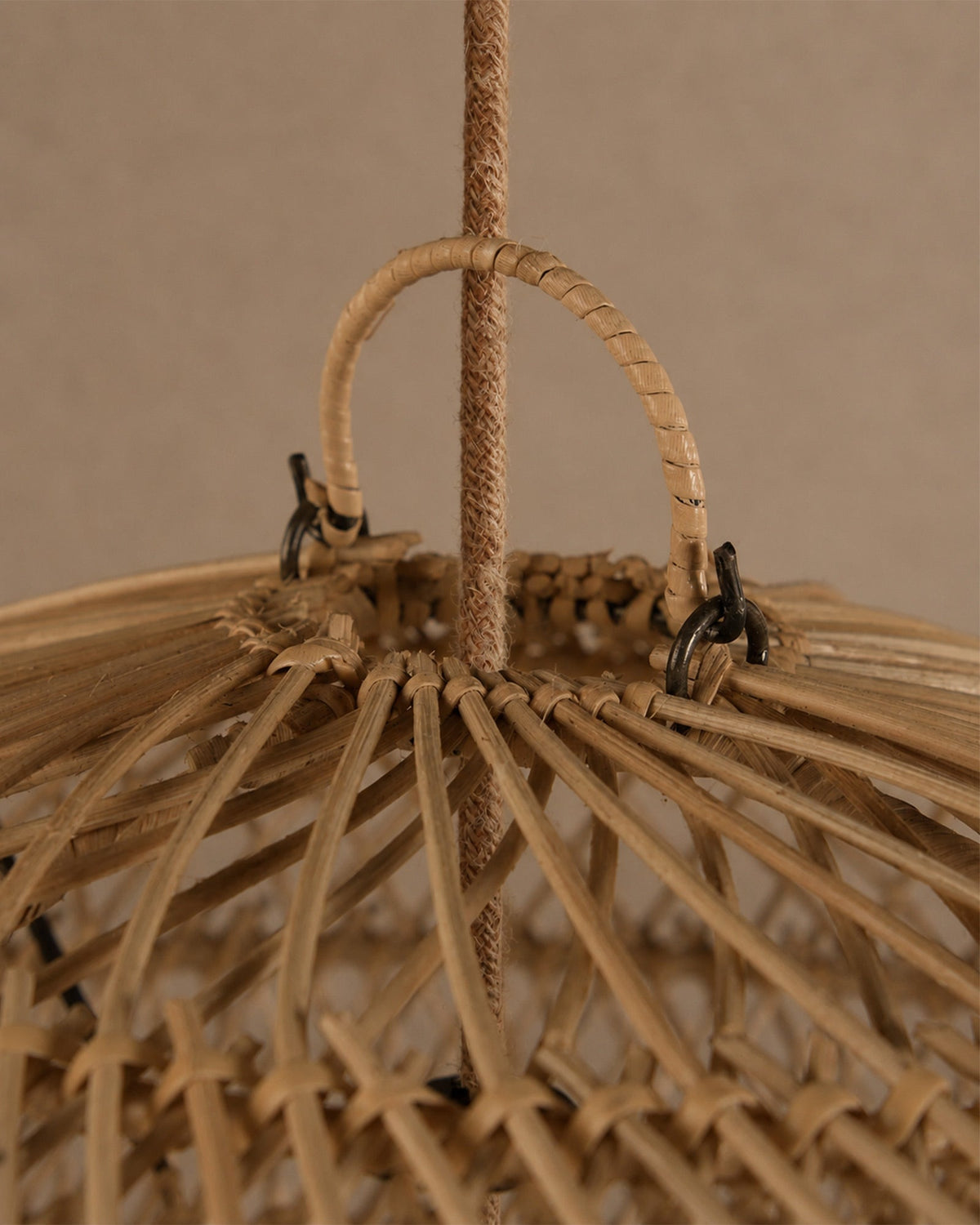 Lustre boule en rotin tressé - | Maison Baan