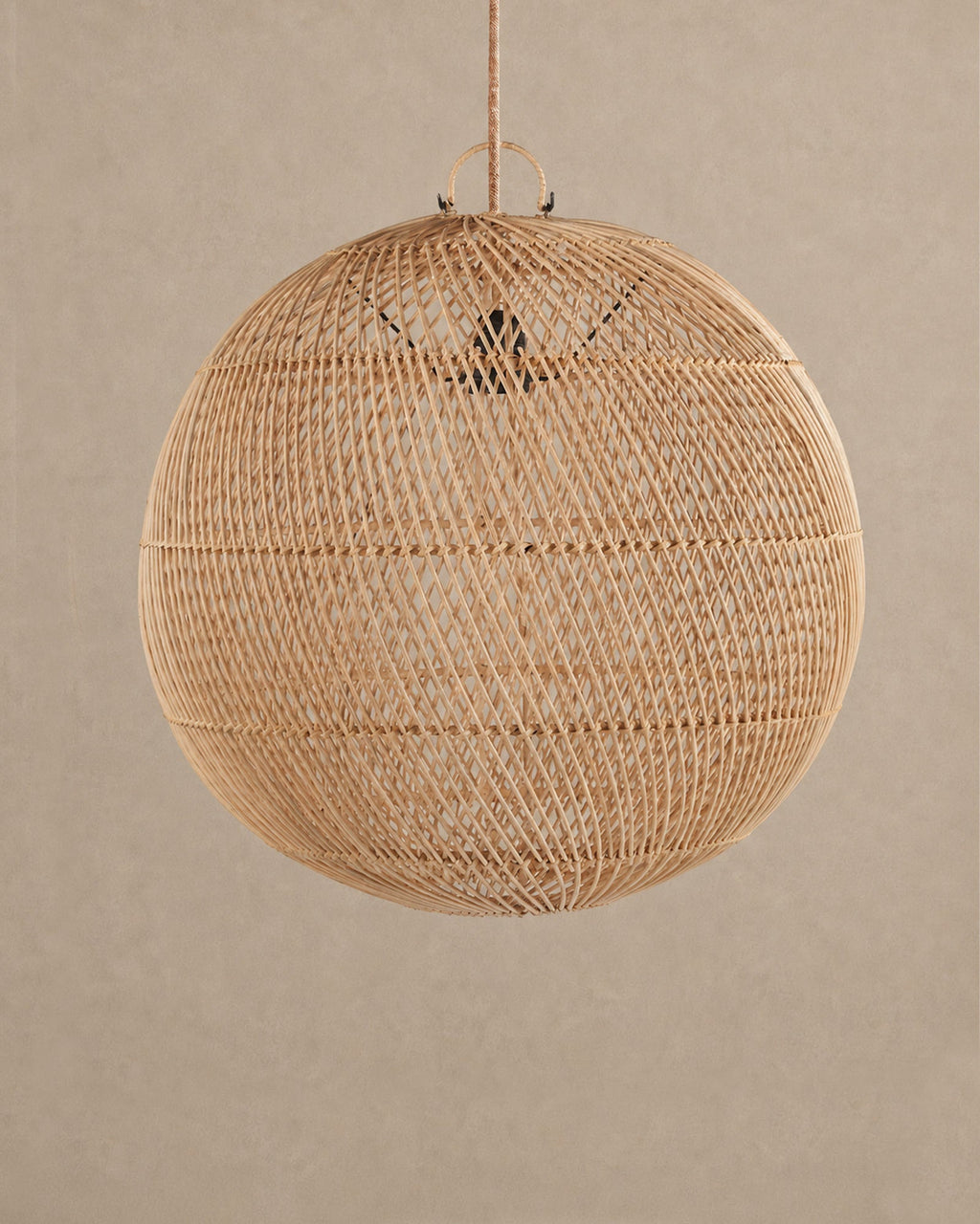 Lustre boule en rotin tressé - | Maison Baan