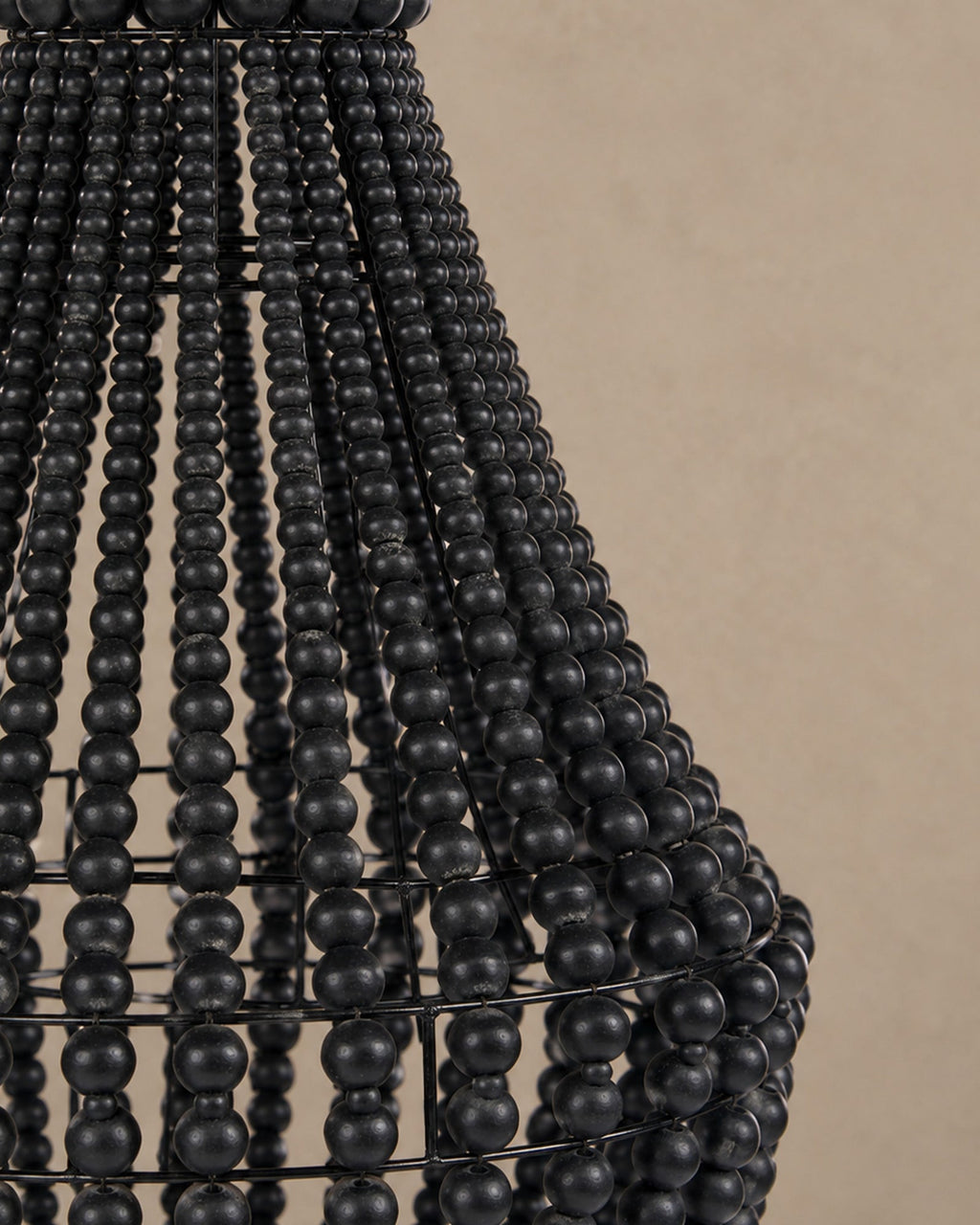 Lustre noir en perle de bois | Suspension Design - | Maison Baan