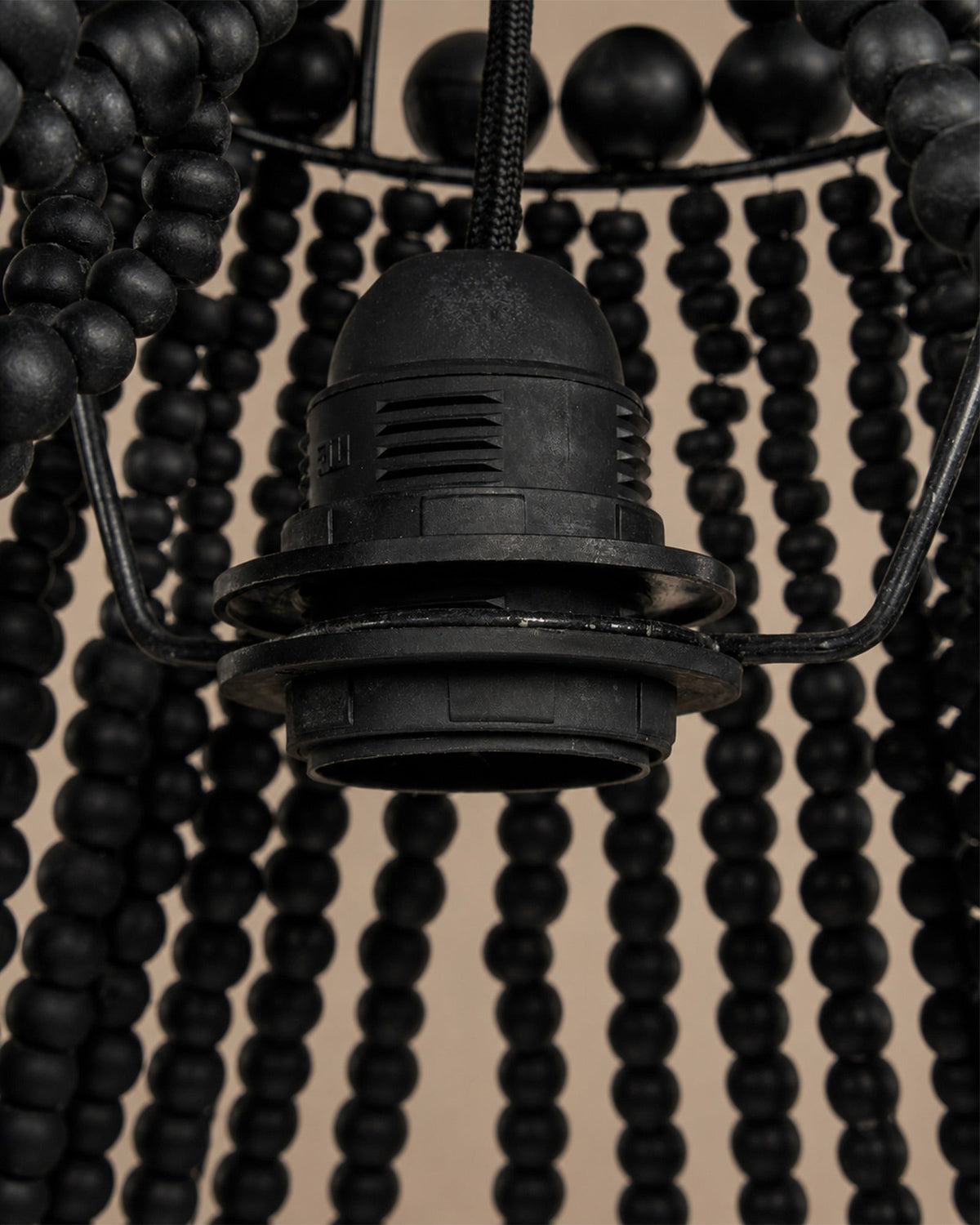 Lustre noir en perle de bois | Suspension Design - | Maison Baan