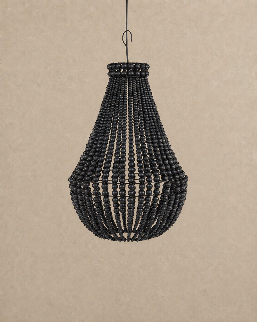 Lustre noir en perle de bois | Suspension Design - | Maison Baan