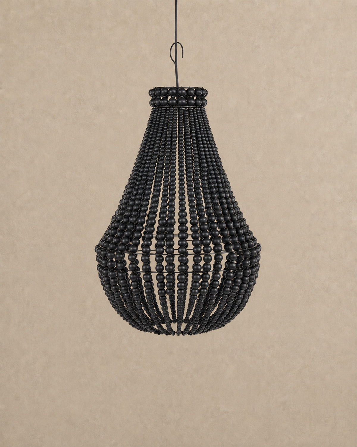 Lustre noir en perle de bois | Suspension Design - | Maison Baan