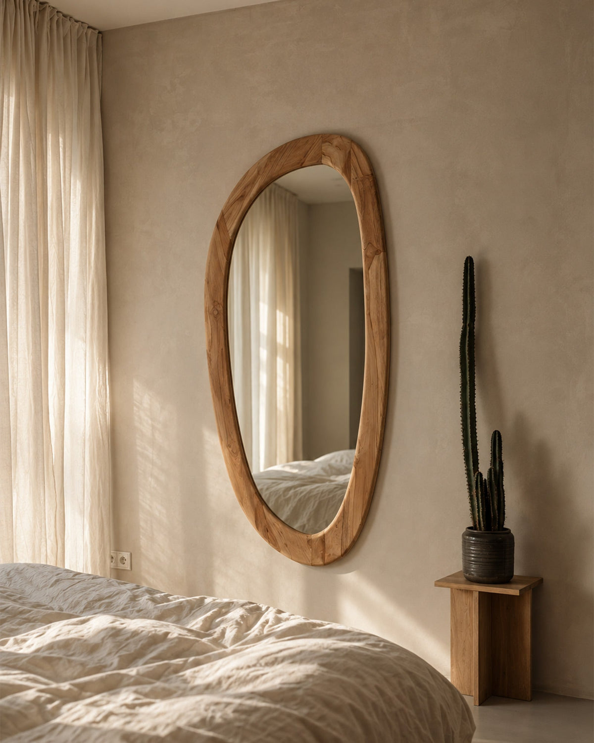 Miroir organique en bois de teck - | Maison Baan