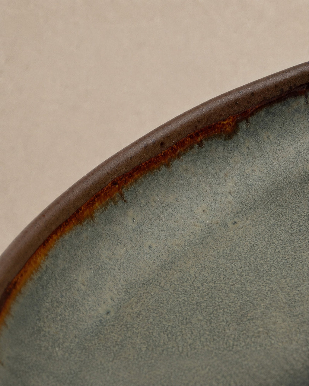 Plat en Grès Bicolore - | Maison Baan
