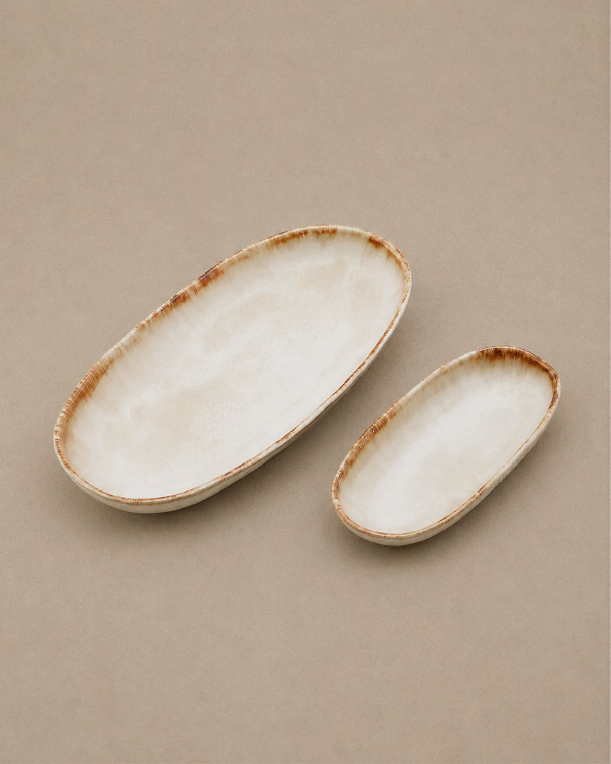 Plat Oval Blanc Nacré en Grès - | Maison Baan