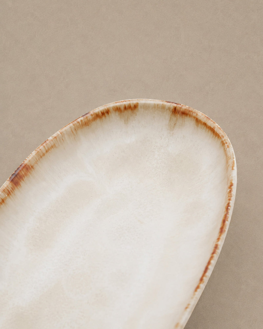 Plat Oval Blanc Nacré en Grès - | Maison Baan
