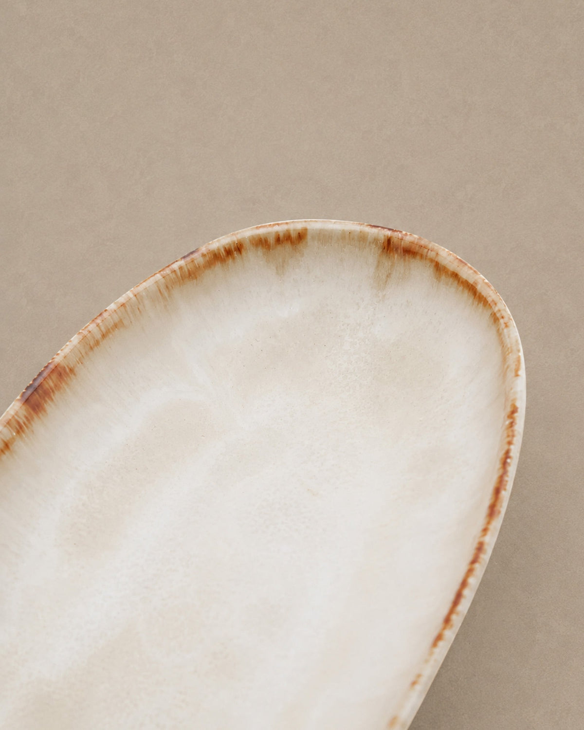Plat Oval Blanc Nacré en Grès - | Maison Baan