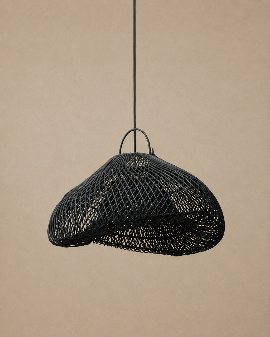 Suspension en rotin noir - Luminaire Nuage Design - | Maison Baan