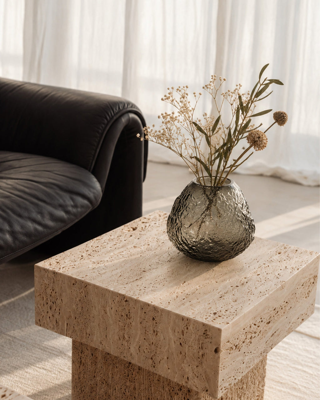 Vase en verre noir texturé - | Maison Baan