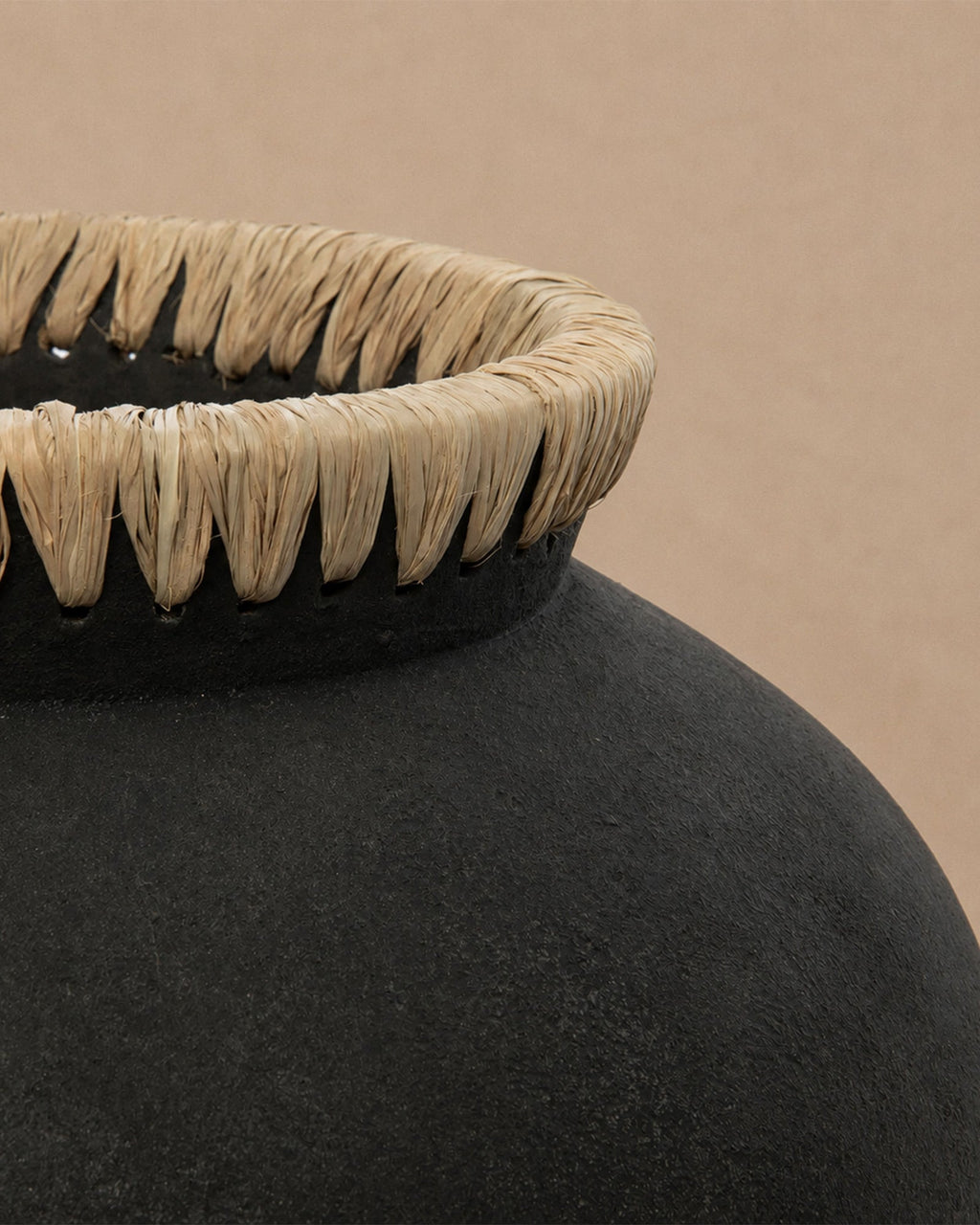Vase Noir Naturel - | Maison Baan